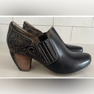 NEW L’Artiste Spring Step Boots Black White Embossed Leather Flowers Size 8.5 39